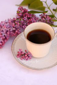 ceasca cafea si flori de liliac  coffe cup and lilac flowers jurnal cu flori