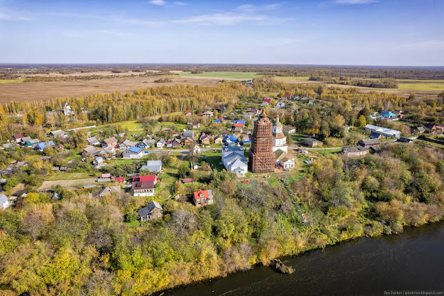 Село с двумя церквями с высоты птичьего полета