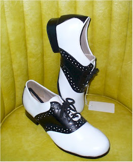 Saddle Shoes. Image taken from http://www.backwardglances.com/images/saddle%20shoes.jpg
