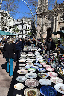  foto de banca de venda de pratos de cerâmica na Praça da Constituição onde se vende coisas antigas  