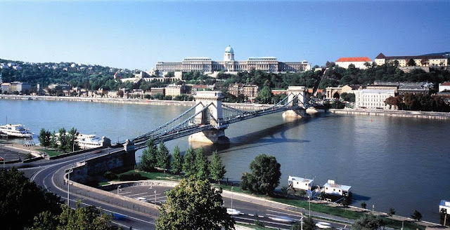 ve may bay di Budapest