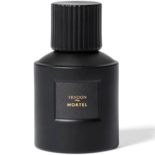 من المرجح أن يتعرف أي شخص مطلع على الشموع الفاخرة على Cire Trudon. تقدم هذه الدار الباريسية الفاخرة الشموع للكاتدرائيات الفرنسية والنبلاء منذ عام 1643. وفي عام 2017، أطلقت الدار خط العطور الخاص بها، مستفيدة من خبرتها الطويلة في صنع الشموع المعطرة الأثيرية وتطبيقها على العطور الشخصية. وكانت النتائج تمامًا كما هو متوقع: عطور تفوح بالغموض وتتجذر بعمق في تراث ترودون التاريخي منذ أول نفحة. في عام 2023، قدموا عطر Mortel Noir، وهو عطر يمزج بين اللبان والفلفل والورد الصخري، مما يخلق رائحة غنية وآسرة تنقلك حقًا إلى قلب كنيسة فرنسية قديمة في يوم شتوي