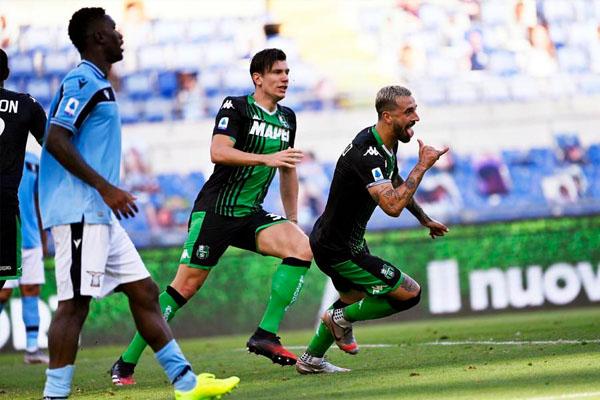 Caputo ấn định chiến thắng 2-1 dành cho Sassuolo trong trận đấu với Lazio.