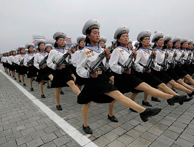 FOTO UNIK CARA BARIS PRAJURIT DAN POLWAN KOREA UTARA