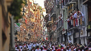 Des personnes fêtant la San Fermin en Espagne