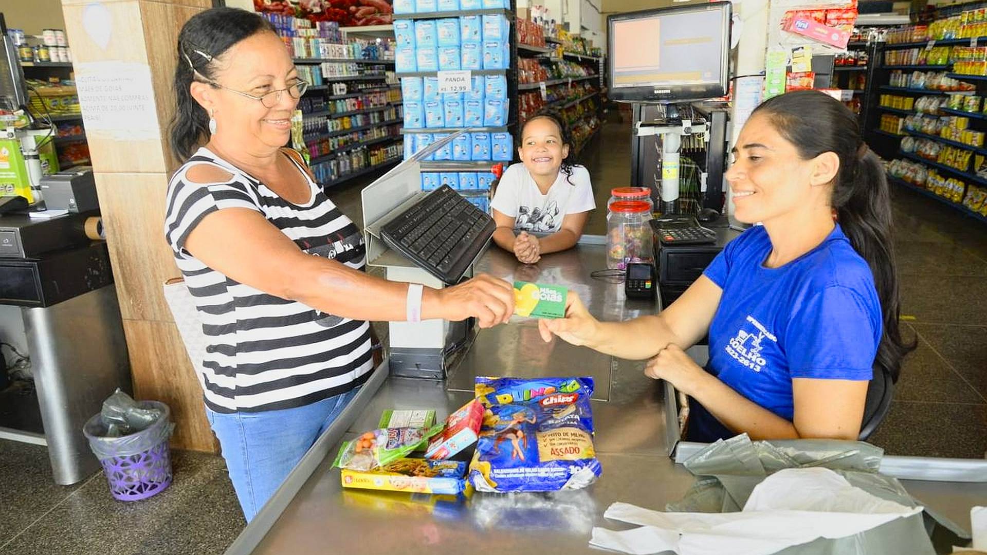 Equipes do Goiás Social visitam sete municípios para entregas de cartões do Mães de Goiás e Dignidade