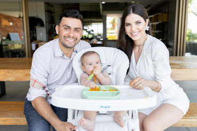 Mano Walter e esposa divulgam ensaio da primeira papinha do filho José, que completou 6 meses