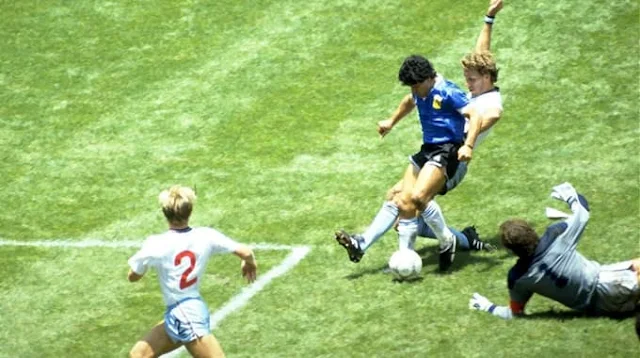 قميص منتخب الأرجنتين، الذي ارتداه الأسطورة الراحل دييغو مارادونا، وهو يسجل هدفين شهيرين في مرمى إنكلترا في ربع نهائي مونديال المكسيك عام 1986