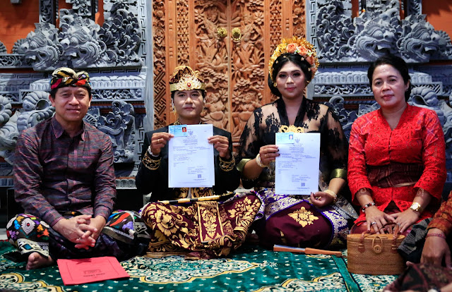   Hadiri 23 Undangan Resepsi Pernikahan Bupati Suwirta Serahkan 15 Akta Perkawinan "Kawismara"