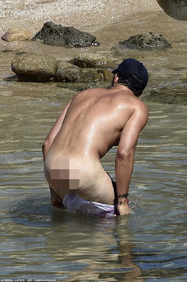 PHOTO:Actor Orlando Bloom Grabs Katy Perry's Boobs At Italian Beach