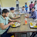  अलीगढ़| मुकुंदपुर आईएएस-पीसीएस कोचिंग सेंटर पहुॅच DM & SSP, मैस के खाने का लिया जायका