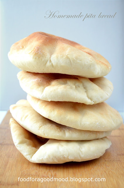 Pita - pszenne, okrągłe placki popularne w kuchni bliskowschodniej. Bardzo łatwo można je zrobić samemu. Potrzeba tylko mąki, wody, drożdży oraz soli. Podczas pieczenia pita rośnie i pęcznieje, tworząc kieszonkę, którą można dowolnie nadziewać mięsem, warzywami i sosami.