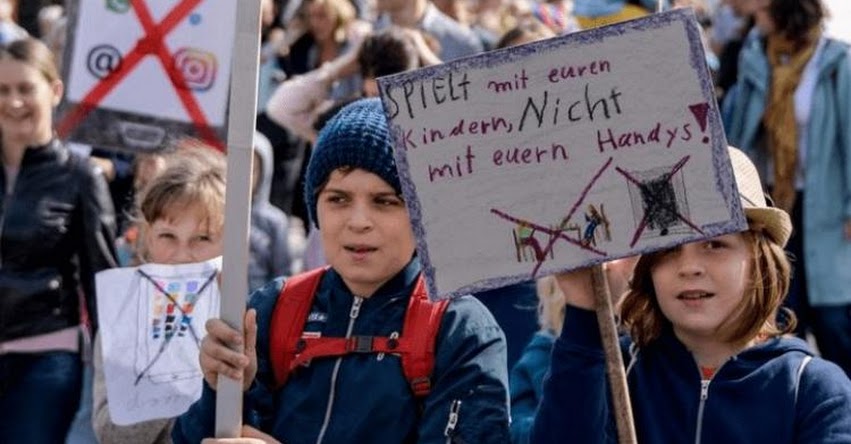 Masiva protesta de niños contra padres adictos al celular conmueve a Alemania