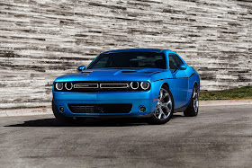 Front 3/4 view of 2015 Dodge Challenger SXT Plus