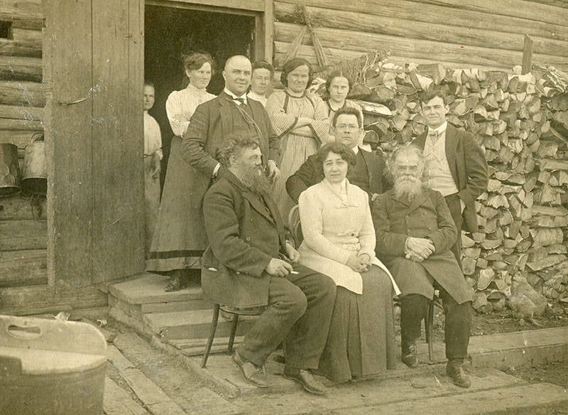 В нижнем ряду - А.А. Адрианов (сидит слева), Г.Н. Потанин (сидит справа) и его жена М.Г. Васильева-Потанина (сидит посередине)