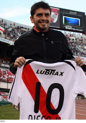BUENOS AIRES. Diego Maradona Jr. ama más a River Plate que a Boca, el club de su padre, y quiere jugar con la banda roja.