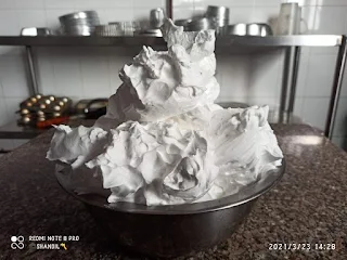 बेकरी जैसा क्रीम रोल घर में करें तैयार Cream Roll recipe in hindi|क्रीम रोल कैसे बनाए जाते हैं?|How are cream rolls made?|Cream Roll|क्रीम रोल|क्रीम रोल बनाने की विधि हिन्दी में|क्रीम कैसे बनाते हैं?