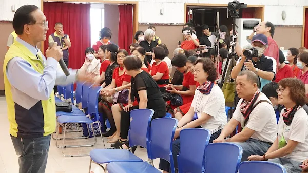 ▲林世賢市長鼓勵社會學園學員們多學多動不失智。（記者林明佑攝）