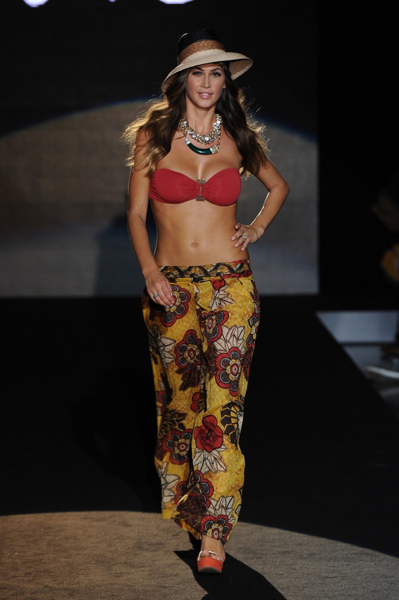 Melissa-Satta-Bikini-Pictures-On-The-Runway-In-Milan-19.jpg