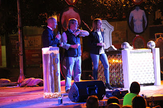 Miles de personas celebran en Herriko Plaza la nochevieja anticipada organizada por hosteleros