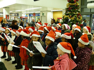 Дети поют Christmas carols  в местном супермаркете