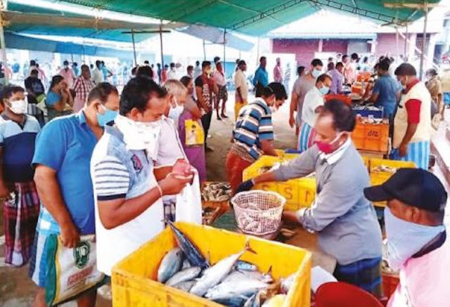 குறும்பனையில் மீன் வாங்க அலைமோதிய கூட்டம்