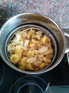 cociendo la fruta para la compota