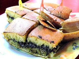  Siapa yang tidak tahu jajanan yang satu ini Resep Martabak Manis Isi Ketan Hitam 