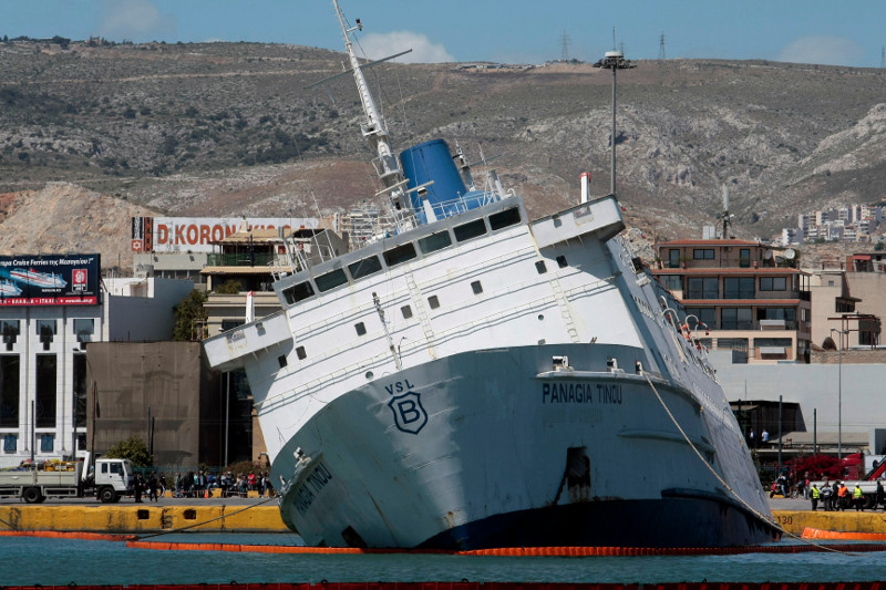 Μισοβυθισμένο στο λιμάνι του Πειραιά το «Παναγία Τήνου» -Τι θα γίνει τώρα 