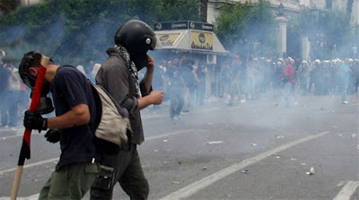 Επίθεση κατά πάντων από τα ΜΑΤ