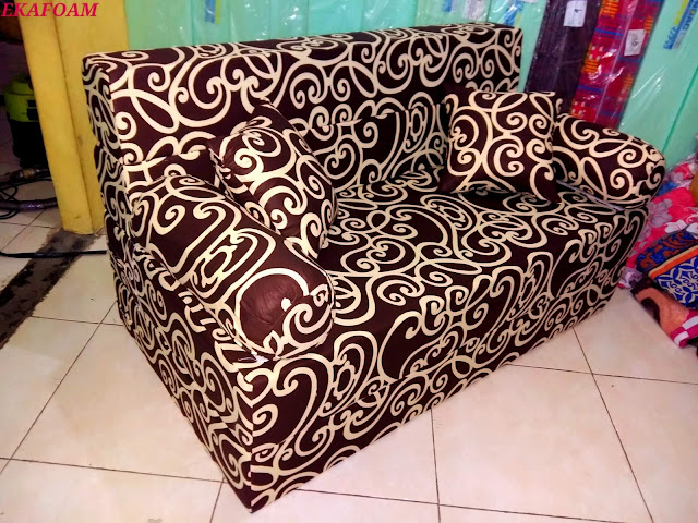 Sofa bed inoac motif batik coklat atau teralis coklat