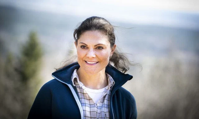 Crown Princess Victoria wore a blue outright houdi fleece jacket from Houdini. Her dog Rio was with the Crown Princess