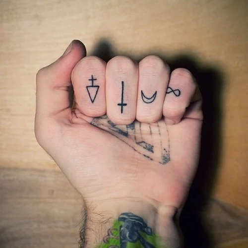 chica con las manos tatuadas en los dedos