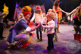 World-famous @RinglingBros, Kelliann, gives beginner juggling lessons during All Access Pre-Show #RinglingBros