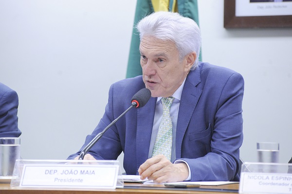 João Maia confirma que vai sair do PL, mas sem conflito com Rogério