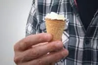 Uomo che mangia il gelato