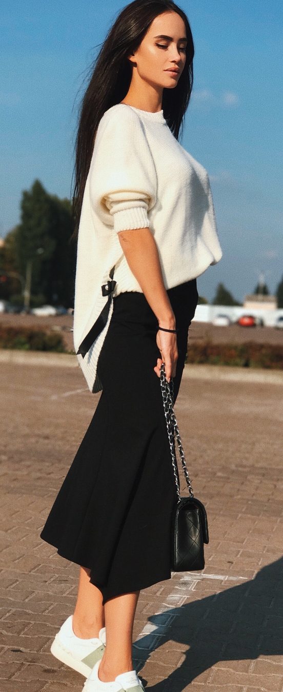elegant fall outfit inspiration / sweater + skirt + bag + sneakers