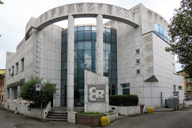 Former building of the Cassa di Risparmio di Carrara, now Banca Desio, Viale Stazione, Massa