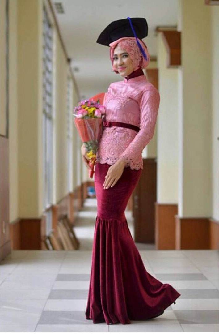 31 model  kebaya wisuda untuk  mahasiswi berjilbab modern 