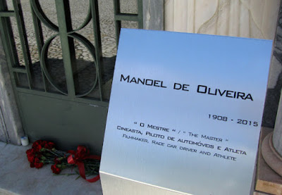 Placa do túmulo de Manoel de Oliveira