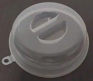 전자레인지 뚜껑의 손잡이가 안으로 파인 투명한 플라스틱 덮개