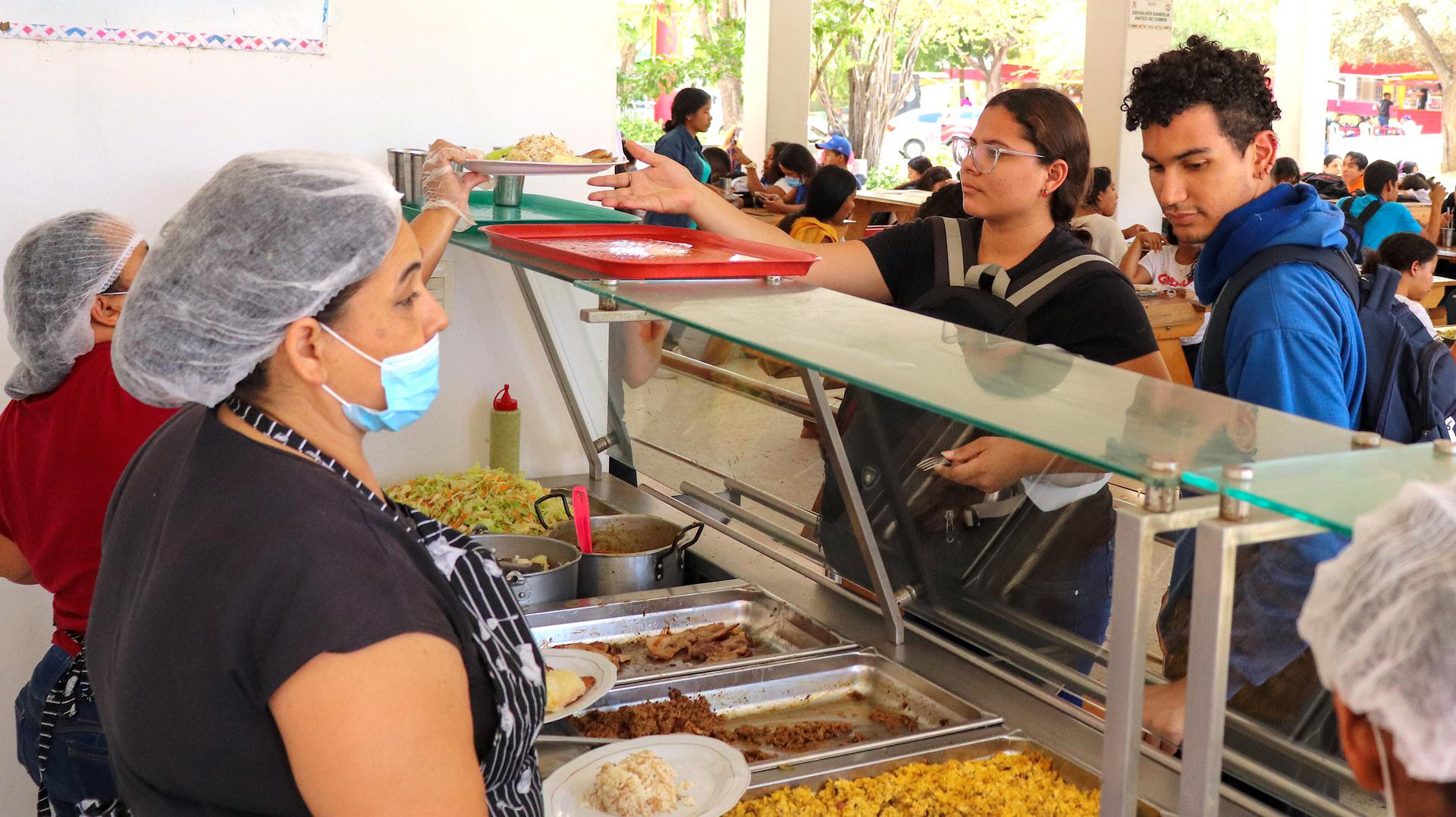https://www.notasrosas.com/Uniguajira beneficia con el Programa de Subsidio Alimentario, a estudiantes de escasos recursos económicos