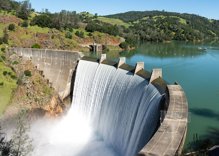 Una represa es un ejemplo de aplicación de mecánica de fluidos