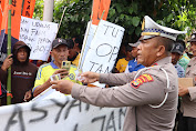 Anggota Polres Pesisir Barat Berbagi Air Mineral ke Pengunjuk Rasa