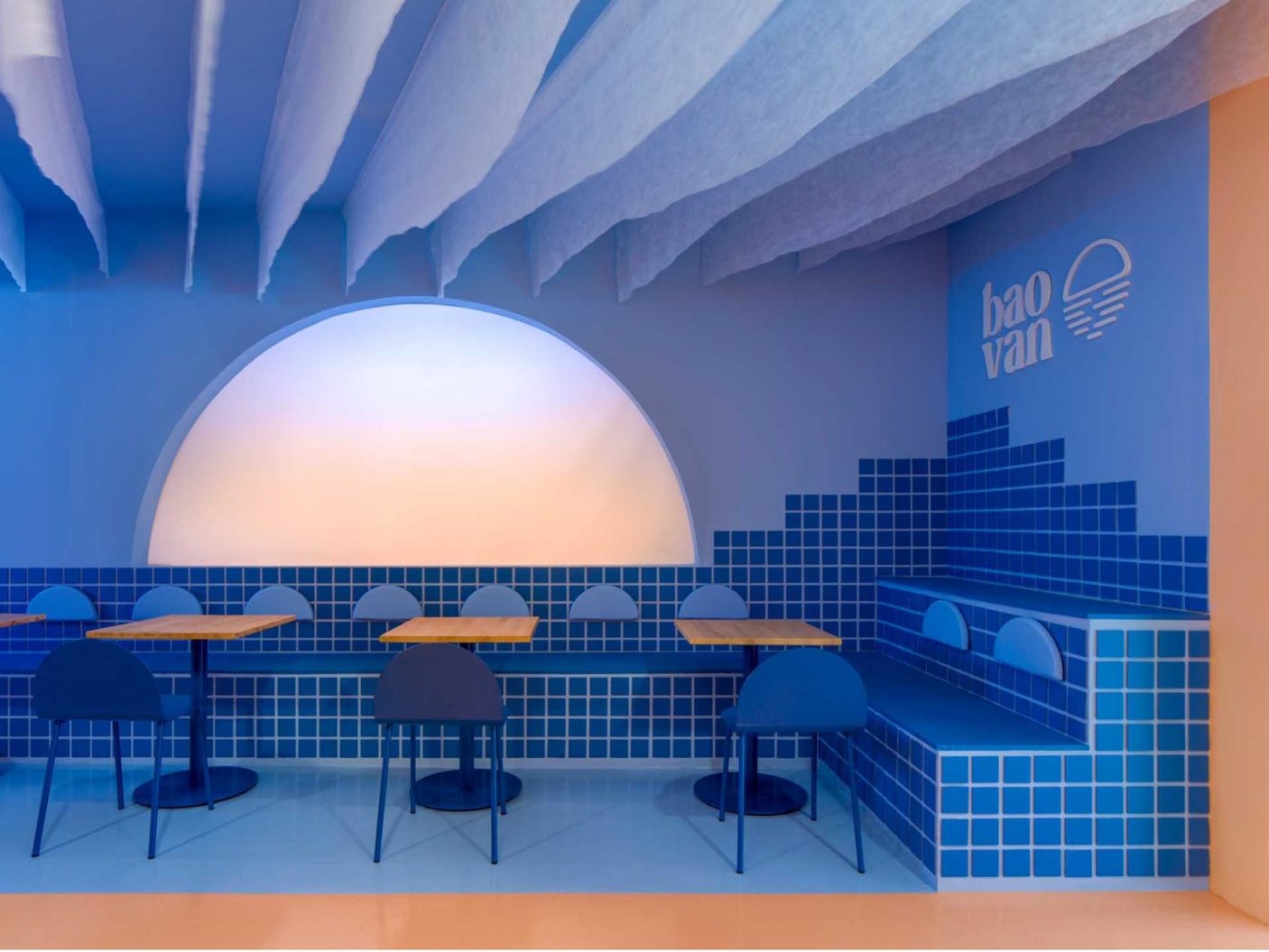El diseño interior de este restaurante se inspiró en una puesta de sol en la playa