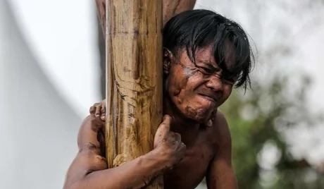 foto lucu panjat pinang
