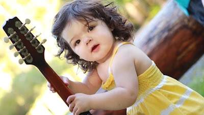 so-sweet-white-baby-with-beautiful-curly-hairs-imgs