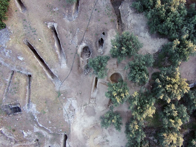 Δύο νέοι, ασύλητοι, θαλαμοειδείς τάφοι αποκαλύφθηκαν στο μυκηναϊκό νεκροταφείο των Αηδονιών στη Νεμέα.