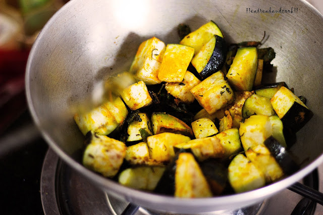 how to make Neem Begun Bhaja / Bengali style stir fried Neem leaves with eggplant recipe and preparation with step by step pictures