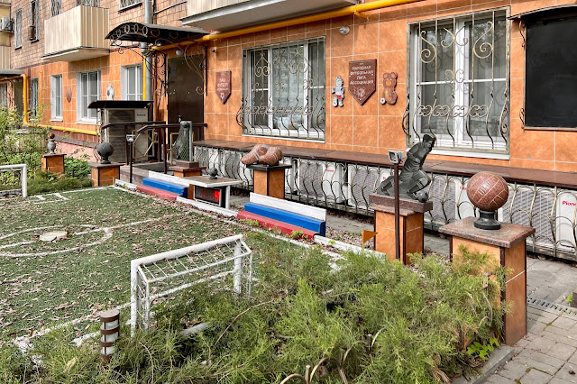 Минская улица, жилой дом 1960 года постройки, «Народная Футбольная Лига Ассоциация»